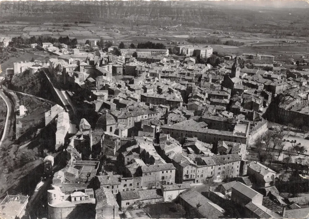 Aubenas (Ardèche) — vue générale aérienne — J. Cellard, Lyon - Recto
