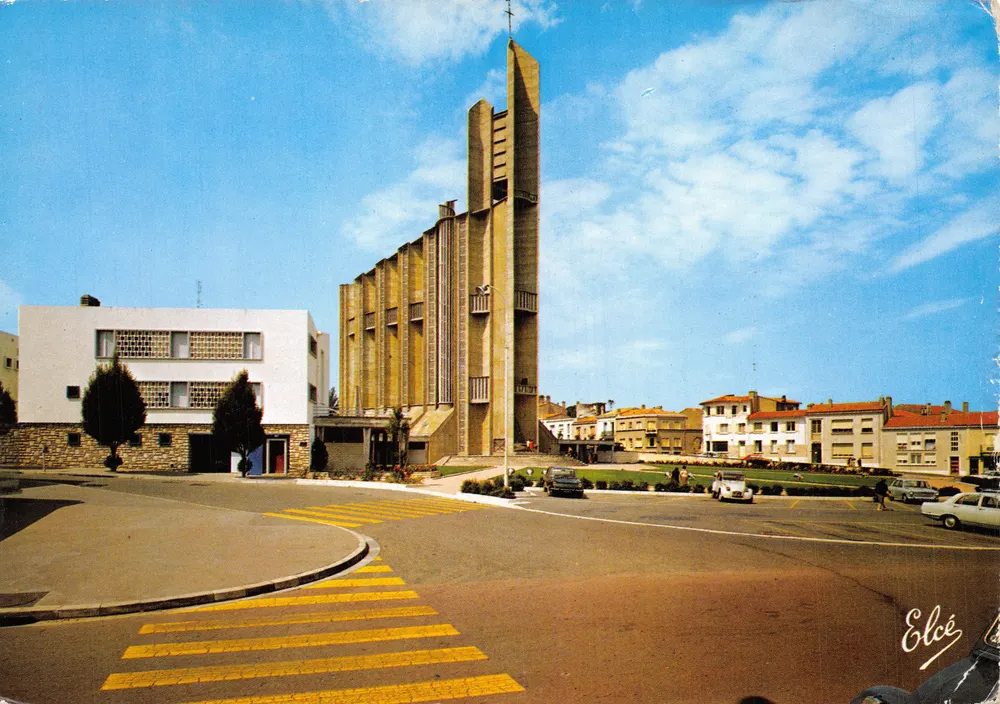 Kirche von Royan — Ansicht der Plaza mit modernem Turm — Verlag Elcé, Nr. 4286 - Vorderseite