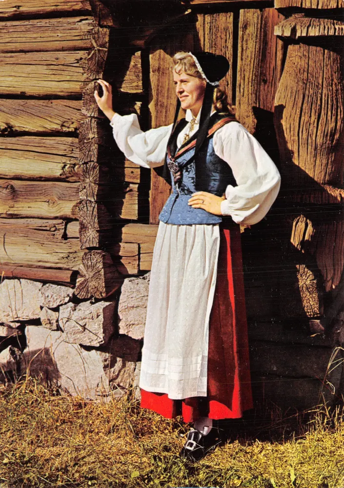 Femme en costume national — Østerdal — éditeur Mitter - Recto