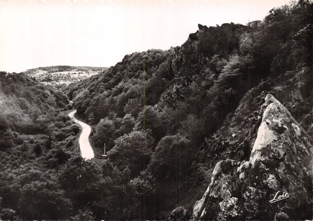 Tal von Poulancré — Panoramablick mit windungsreicher Straße — Verlag Loïc - Vorderseite