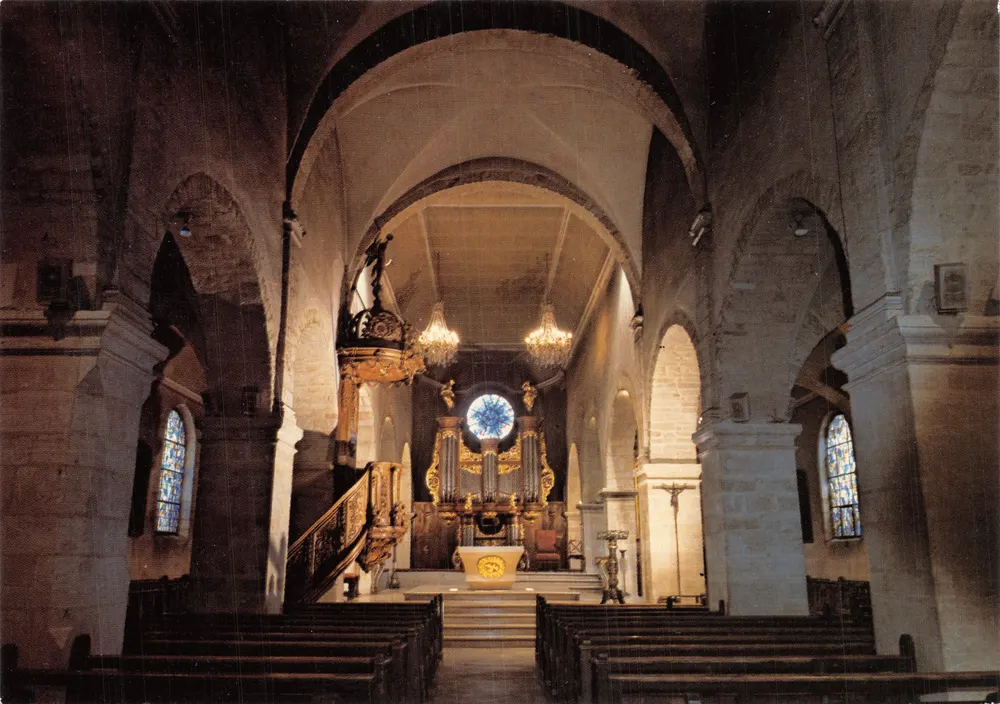 Kirche Saint-Bénigne — Innenansicht des Chors mit Orgel und Rosefenster — Éditions CELLARD - Vorderseite