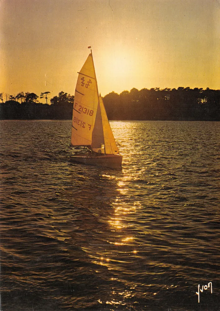 Abenddämmerung über dem See — Segelboot bei Sonnenuntergang — Art Editions Yvon - Vorderseite
