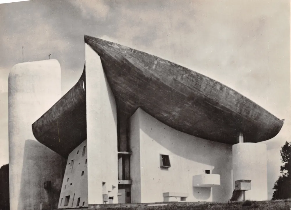 Capela de Nossa Senhora do Alto — Ronchamp — Arquiteto: Le Corbusier - Frente