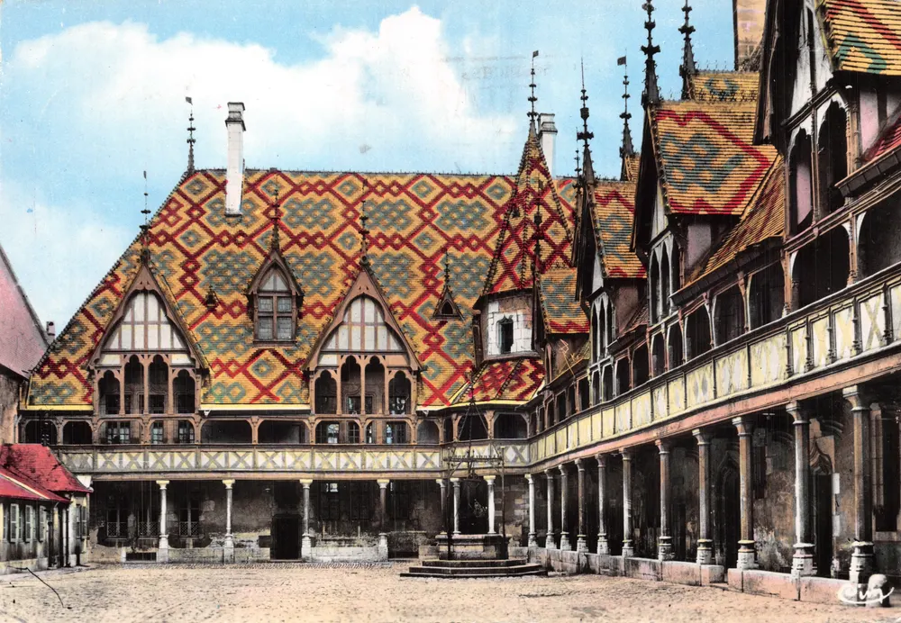 Beaune — Hôtel-Dieu et Cour d'Honneur — Combier Imp. (S.-et-L.) - Recto
