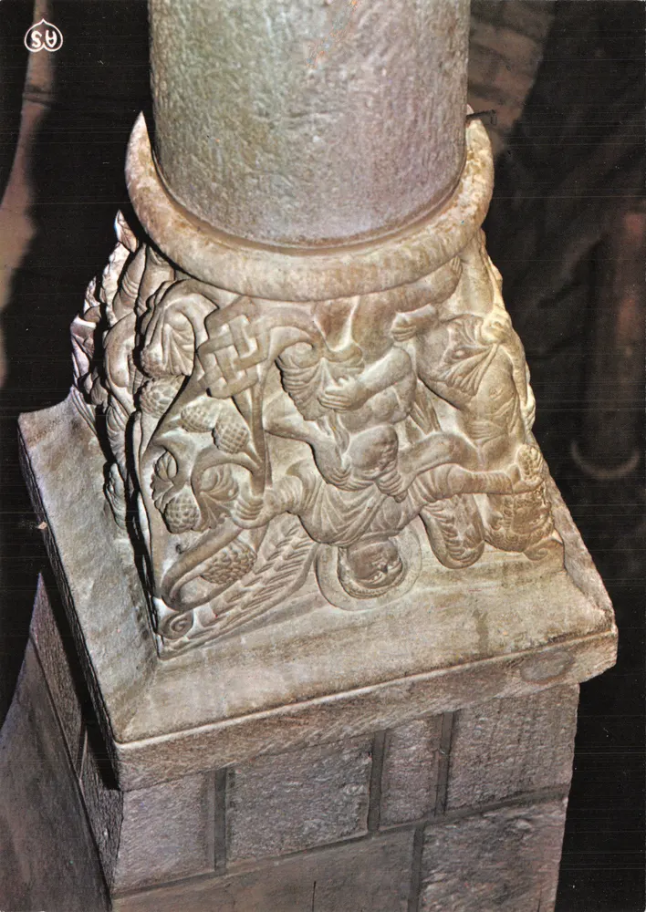 Base sculptée d'un pilier — chapiteau du XIe siècle — Éditions du Lys - Recto