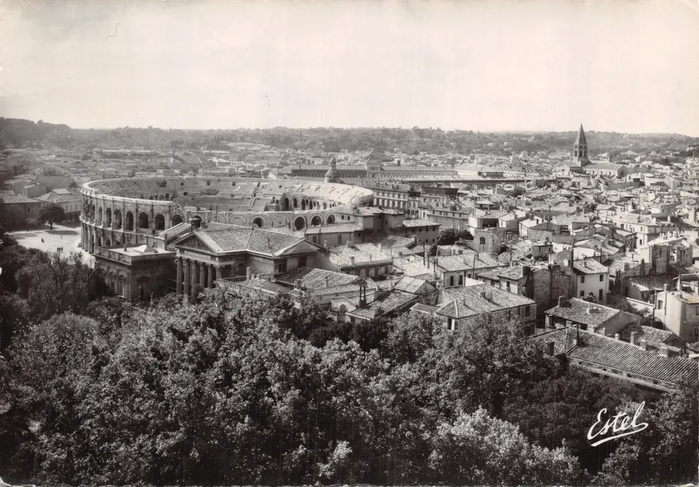 Nîmes — Allgemeiner Blick auf die Arenen und das Palais de Justice — Estel - Vorderseite