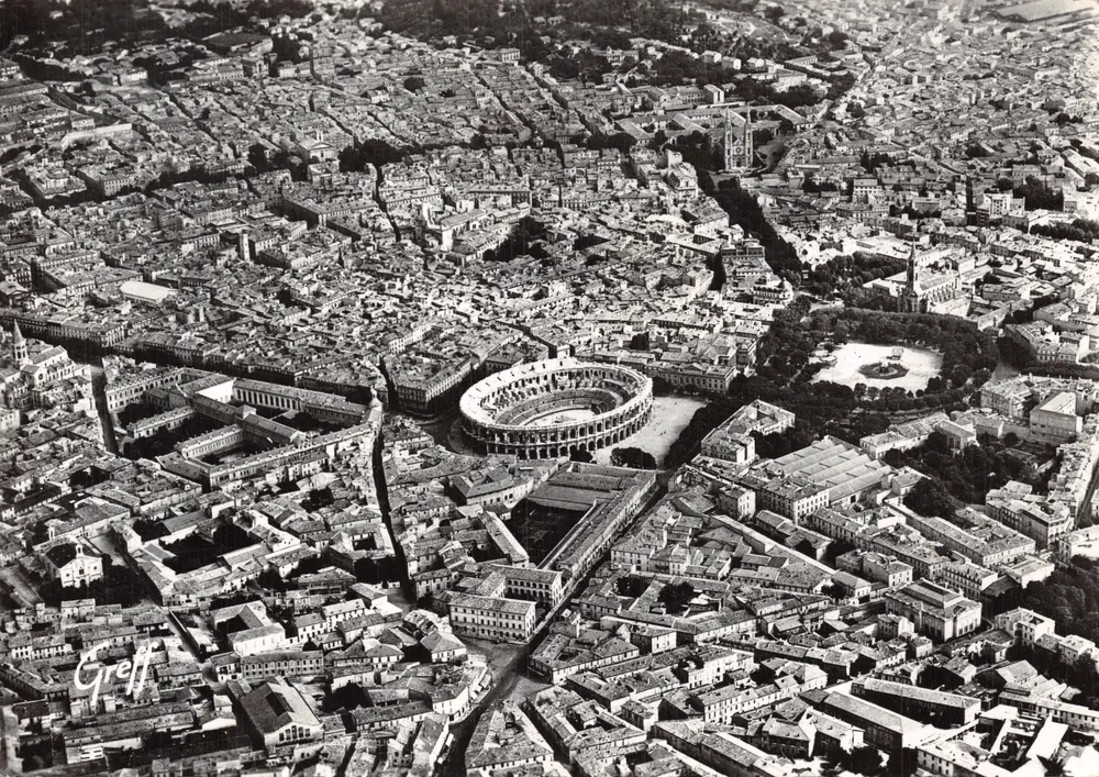 Nîmes — Luftbild der Arenen und der Esplanade — Verlag GREFF, Paris - Vorderseite