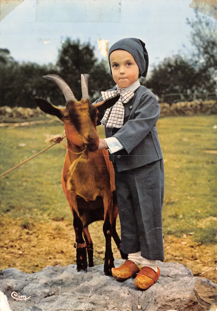 Enfant en costume traditionnel — avec chèvre — éditeur CIM - Recto