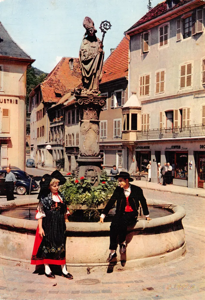 Fontaine Saint-Thiébaut — Statue des Heiligen mit Scepter — Éditions Hachette - Vorderseite