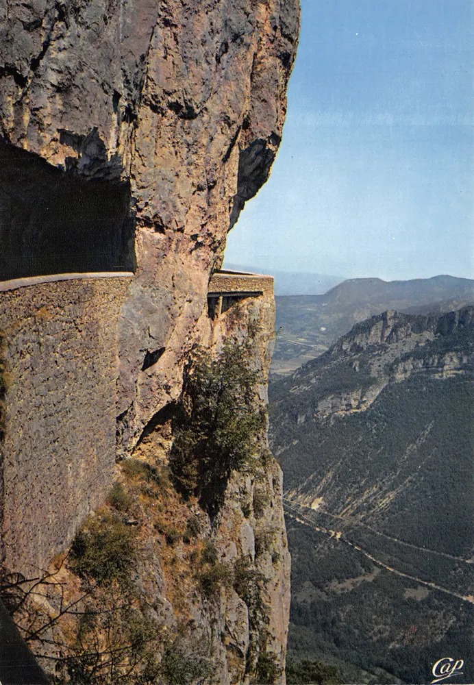 Le Grand-à-Pic — route encaissée dans un canyon — éditeur LUMICAP - Recto