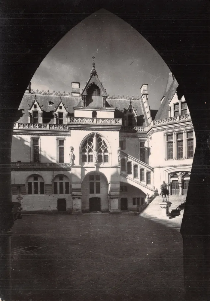 Pierrefonds — Schloss Pierrefonds, Belfried-Pavillon — Service Commercial Grand Palais, Paris - Vorderseite
