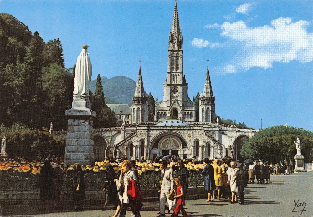 Lourdes — Basilique et statue de la Vierge Couronnée — éditeur YAN - Recto