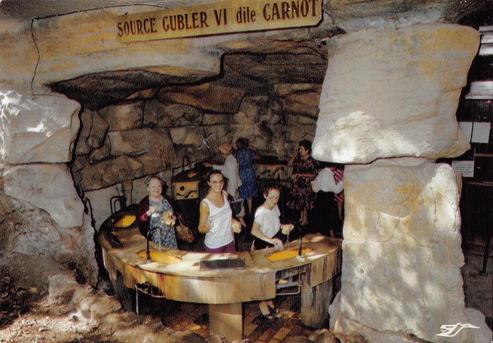 Quelle Gubler VI genannt Carnot — Höhle mit Brunnen und Besuchern — Verlag: Société d'Agences et de Diffusion - Vorderseite