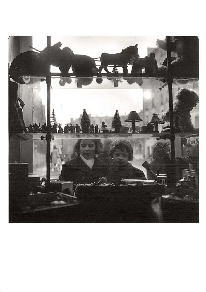 Vitrine modeste — scène de rue avec enfants devant une vitrine de jouets — Robert Doisneau, 1947 - Recto