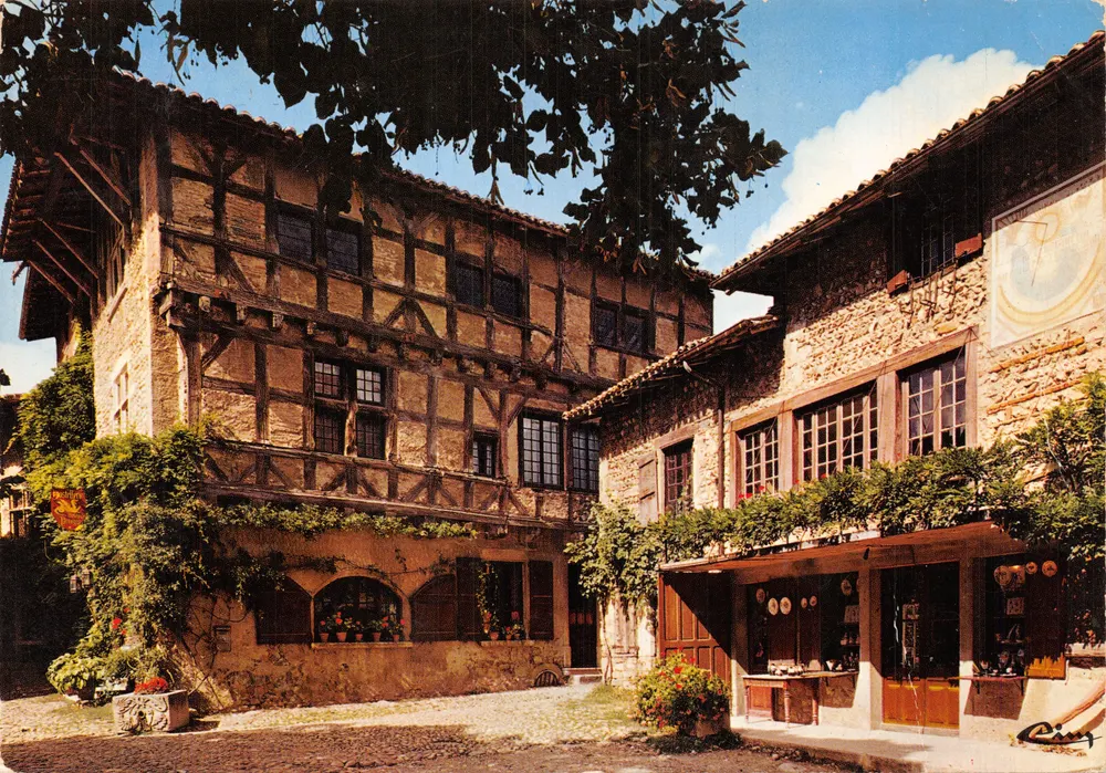 Pérouges (Ain) — Cité Médiévale — Hostellerie du XIIIe siècle et Vieux Cadran Solaire, éditée par S.P.A.D.E.M. (71, S.&L.) - Recto