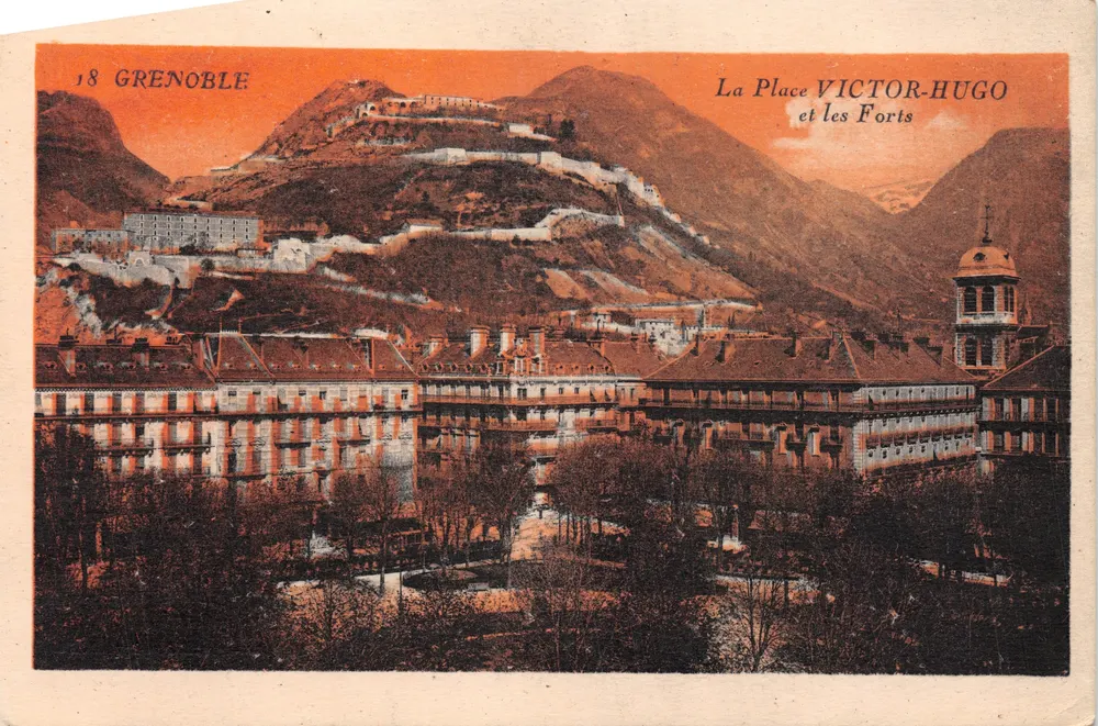 Grenoble — Place Victor-Hugo und die Festungen — Verleger: 18 GRENOBLE - Vorderseite