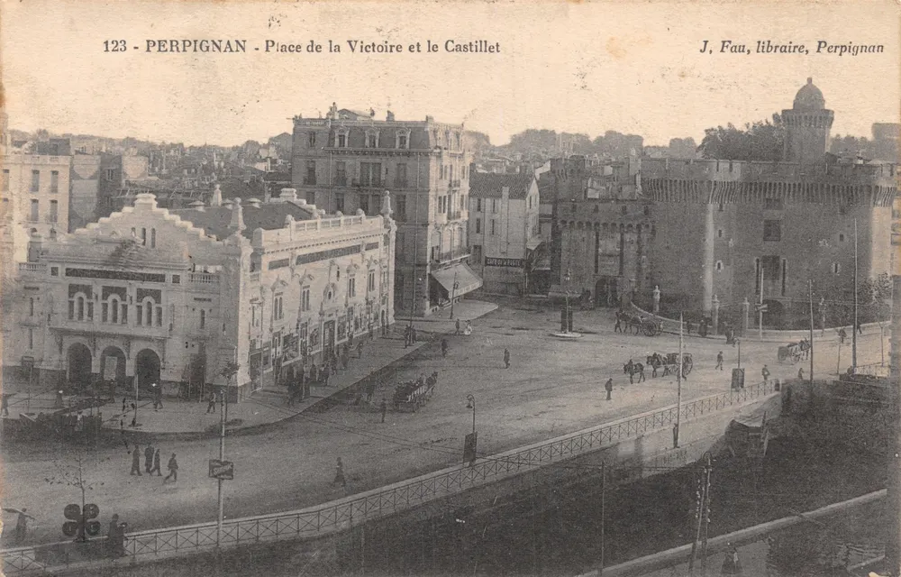 Perpignan - Place de la Victoire und das Castillet — J. Fau, Buchhändler, Perpignan - Vorderseite