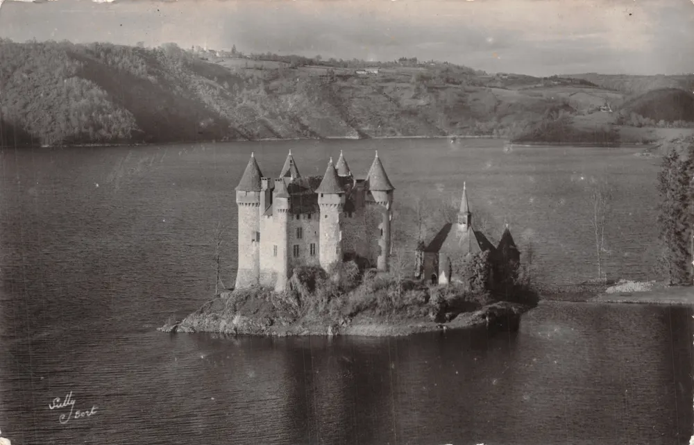 Château de Val — Bort-les-Orgues (Corrèze) — Photo Sully Bort - Recto