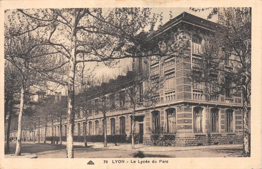 LYON - Le Lycée du Parc — bâtiment d'angle en pierre avec arbres en bordure - Recto