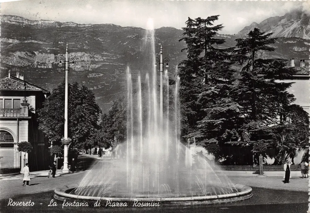 Rovereto — Die Fontäne von Piazza Rosmini — Ediz. M. Plazzer - Vorderseite
