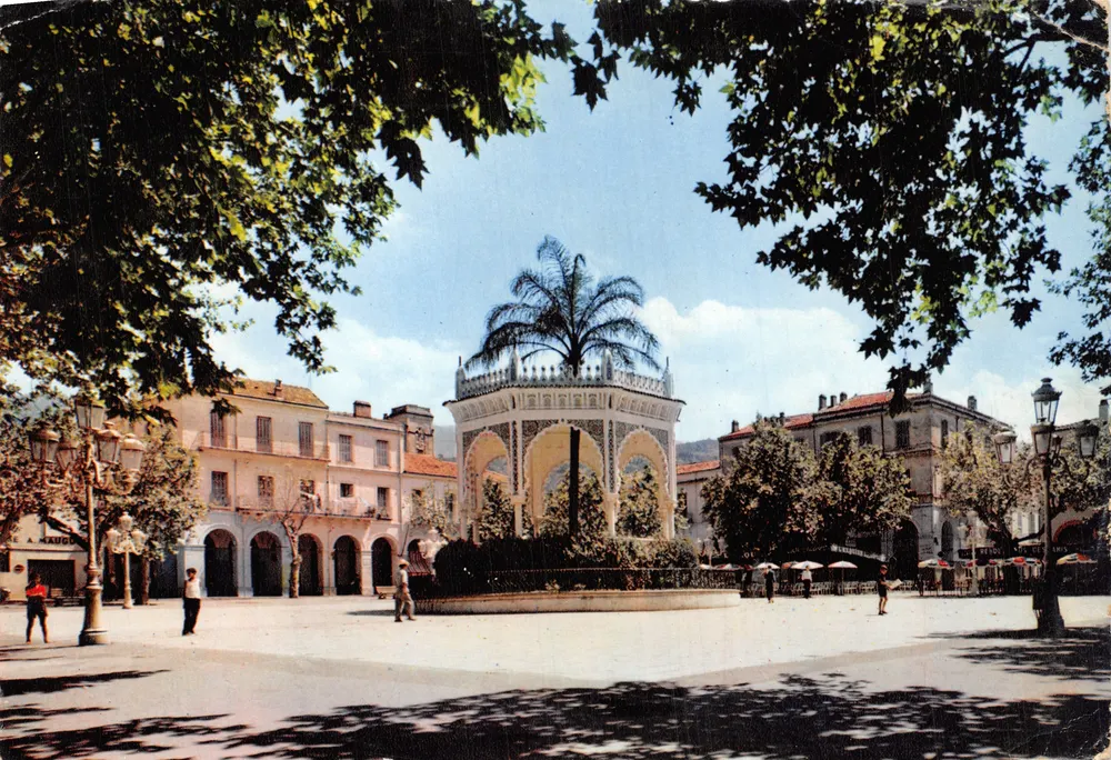 Platz der Montagne — zentraler Kiosk mit Palme — Verleger Combier, Algerien - Vorderseite