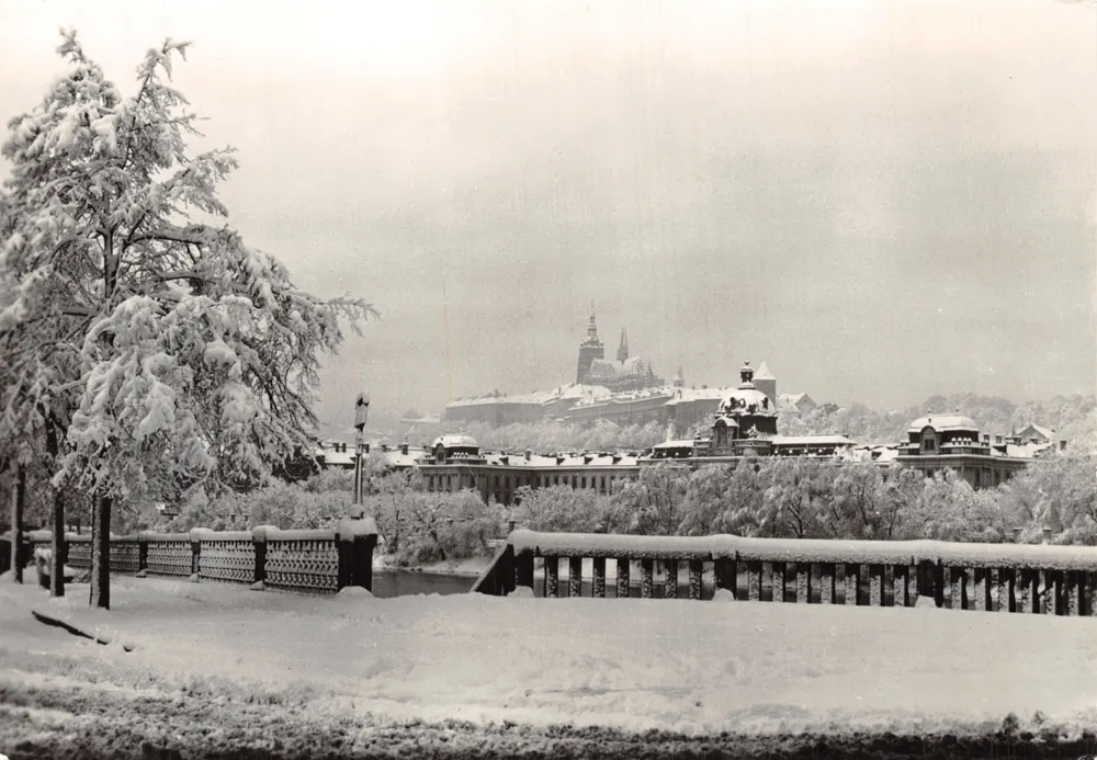 Prager Schloss — winterliche Ansicht — Foto J. Novotný - Vorderseite