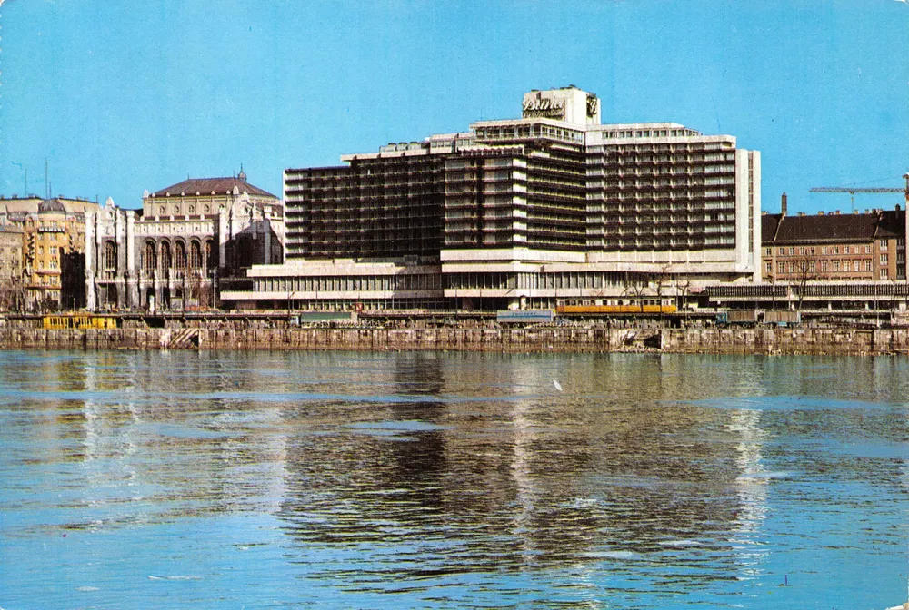 Hotel Duna-Intercontinental — Budapest, Ansicht des Donau — Foto: Inkey - Vorderseite