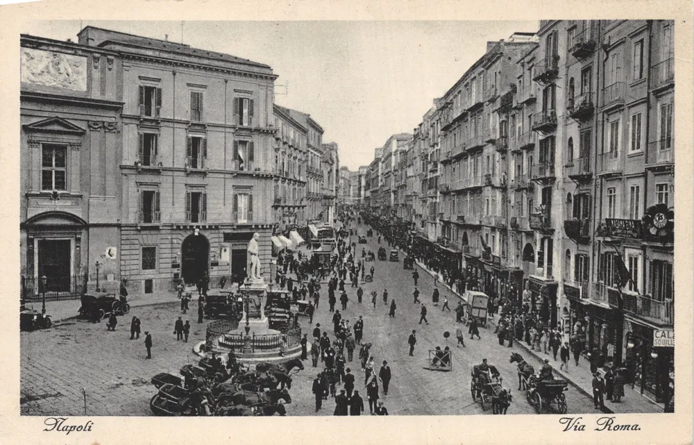Naples — Via Roma mit zentraler Fontäne — Verlag V. Carcavallo - Vorderseite