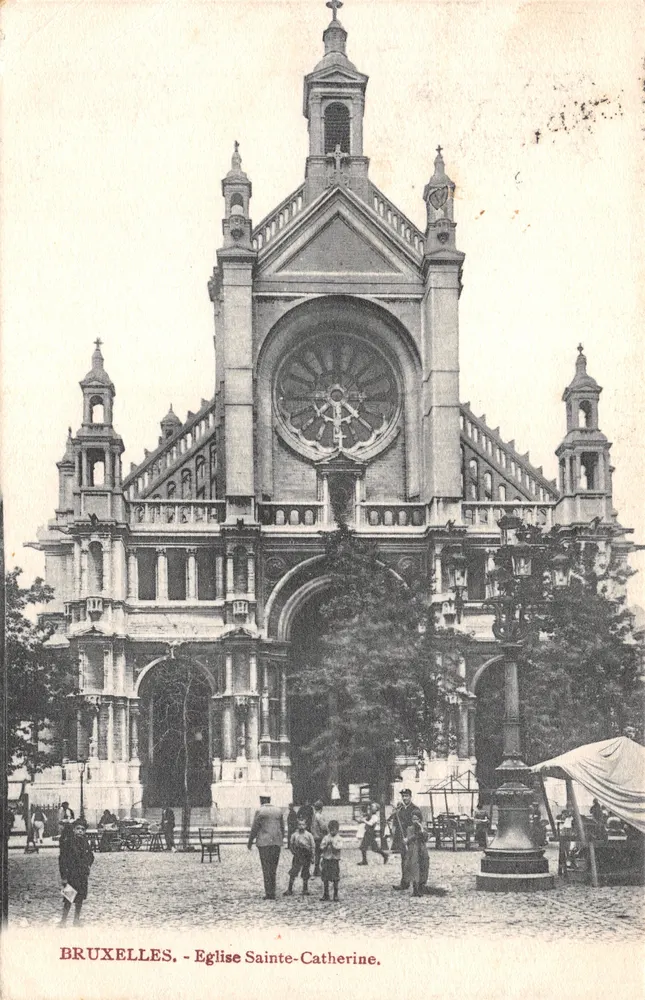 Brüssel - Kirche Saint Catherine — Fassade mit Rosefenster und Besuchern - Vorderseite