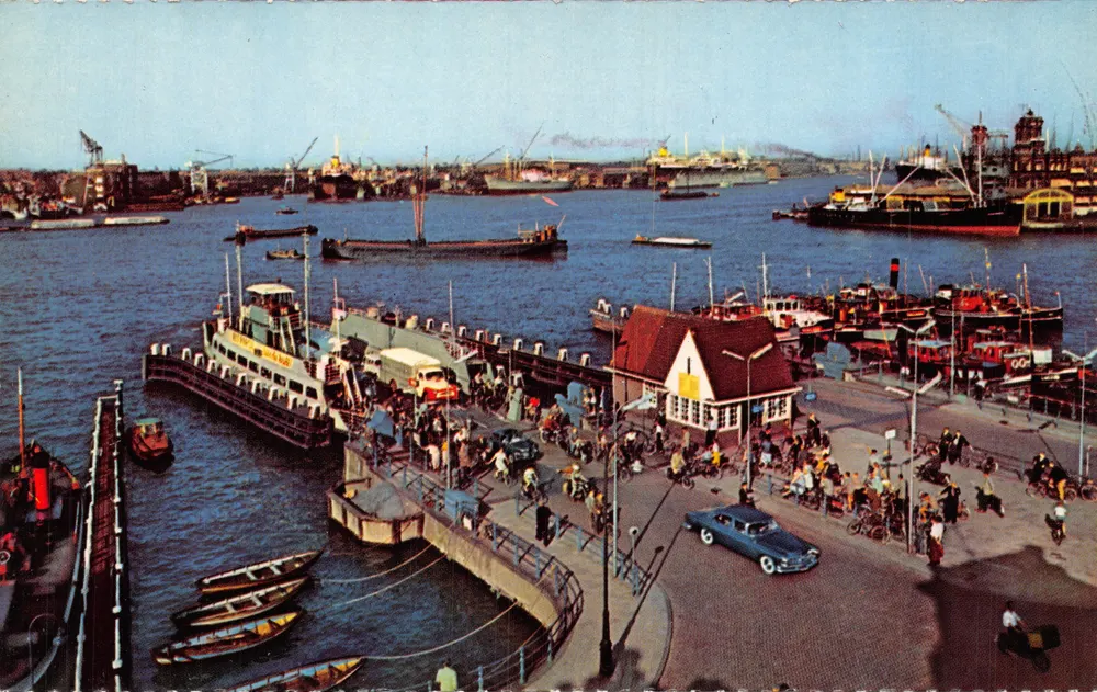 Amsterdam - C. — Ansicht des Hafens mit Fähre und Kai — Verlag Krüger - Vorderseite