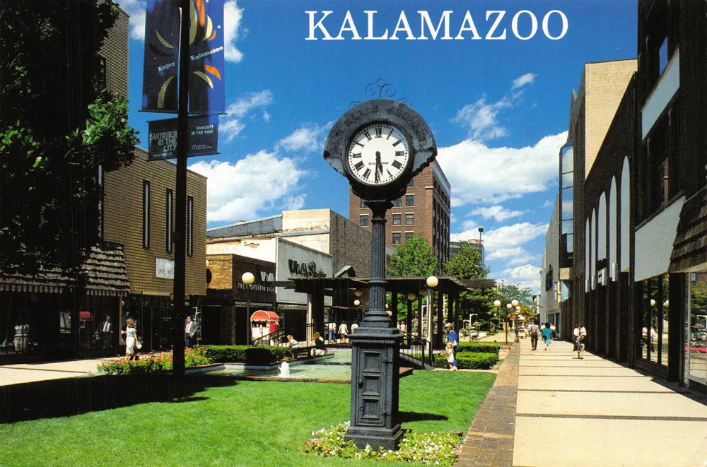 Kalamazoo — Zentrale Place mit Uhr — Verlag FENDOO/HAWAIIHA Co - Vorderseite