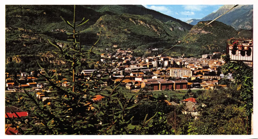 Panorama — Aussicht auf ein Dorf zwischen Bergen — Verleger nicht sichtbar - Vorderseite