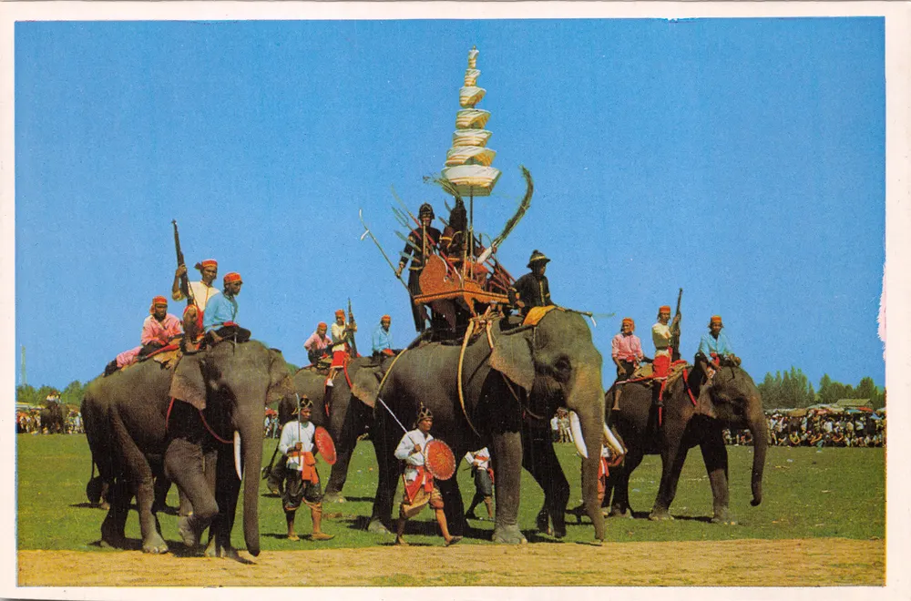 Alte Schlachtelefanten — Vorstellung in Surin — Verlag THAI SILPA, Nr. P.C.592 - Vorderseite