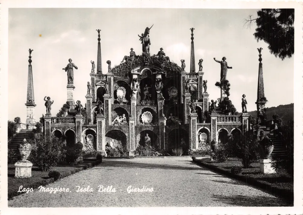 Isola Bella - Garten — Ornamentale Fontäne mit Statuen und Obelisken, Lago Maggiore - Vorderseite