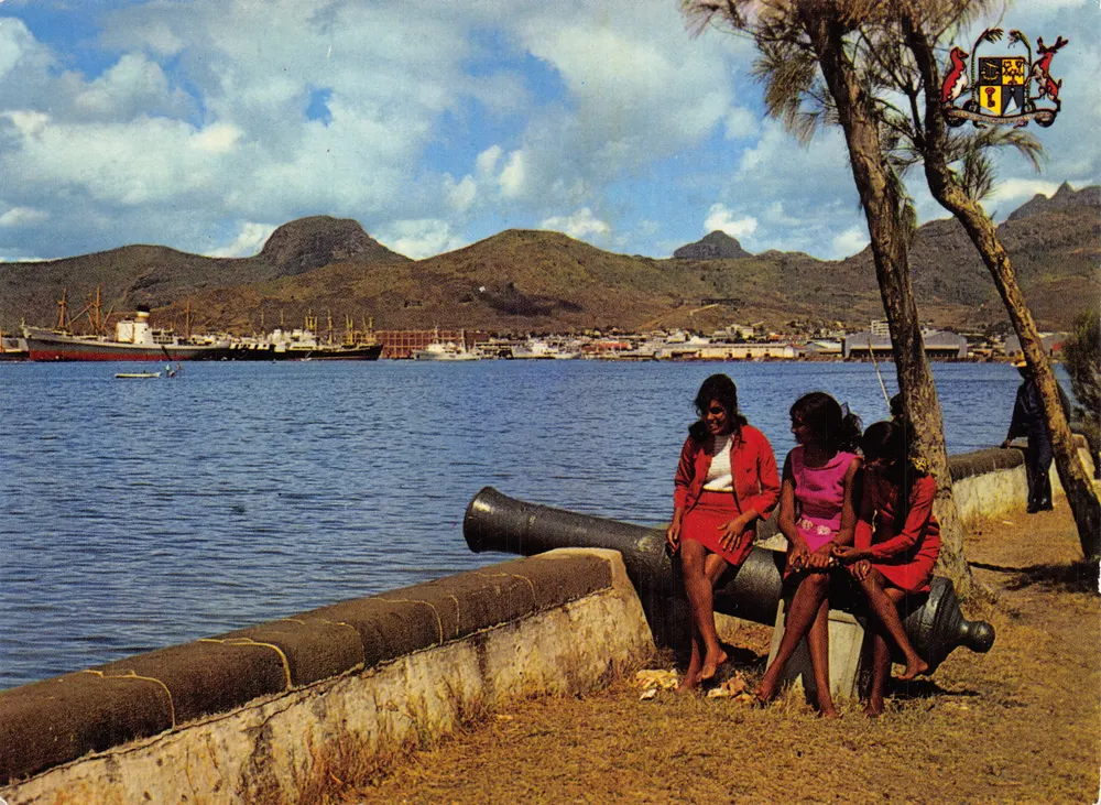Port-Louis — Ansicht des Hafens mit Kanonen — Editions Capricorne - Vorderseite