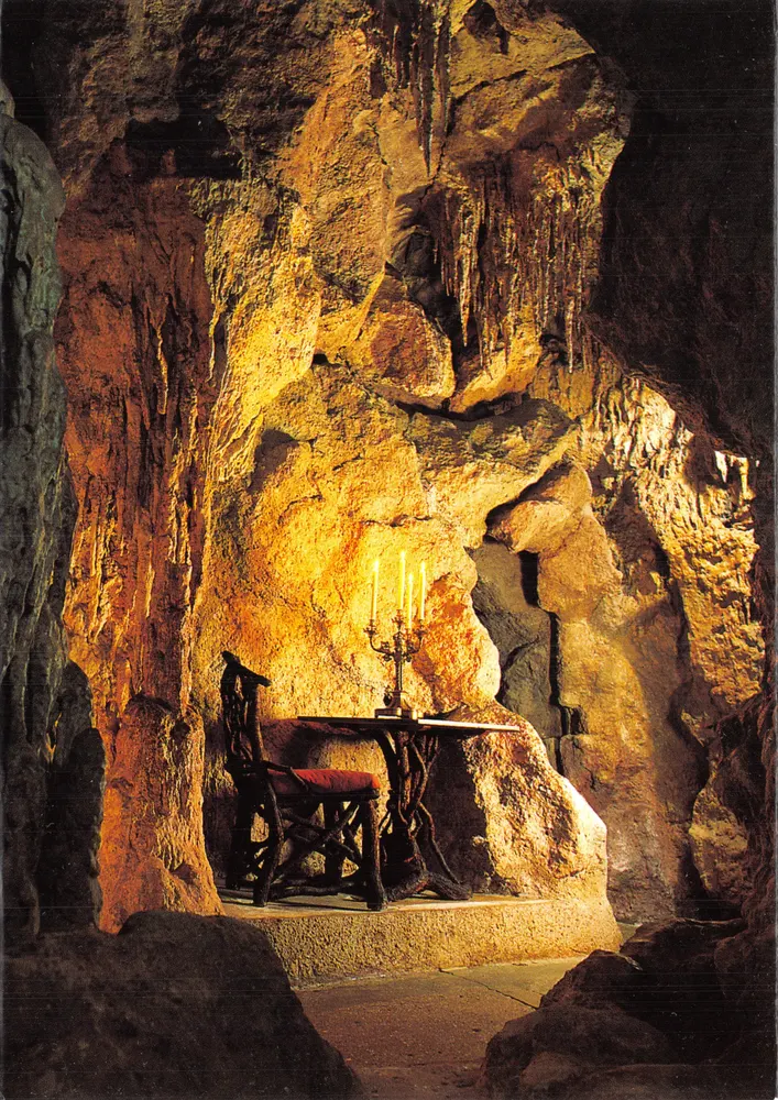 Höhle des Schlosses Neuschwanstein — Innenraum mit Tisch und Stuhl — Verlag Kienberger, Nr. 2546 - Vorderseite