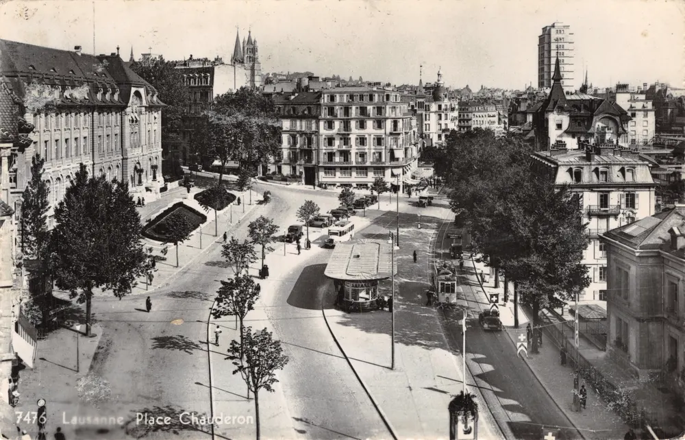Lausanne - Place Chauderon — Panoramablick mit Straßenbahn und Verlag 'Editions Jaeger' - Vorderseite