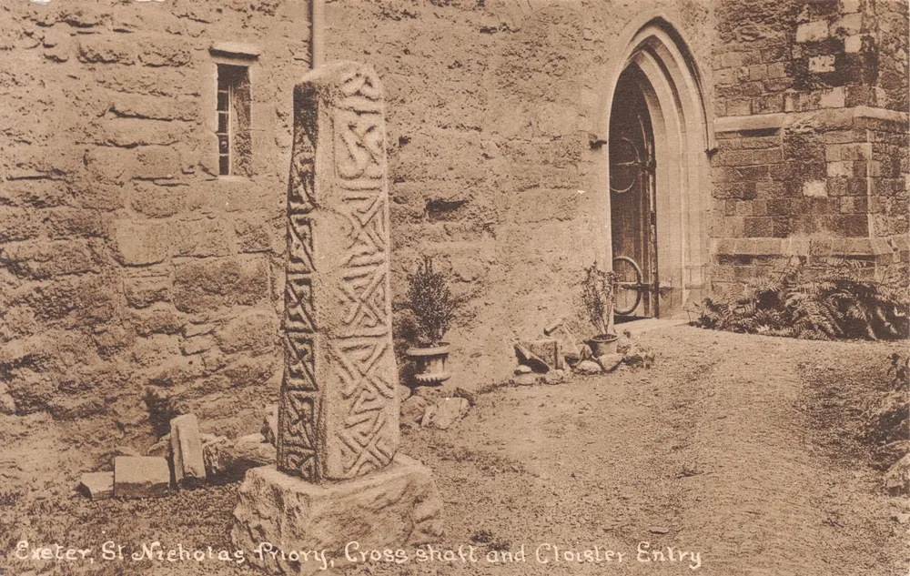 Exeter, St Nicholas Priory — Celtske kruis en ingang van het klooster — uitgever niet zichtbaar - Voorkant