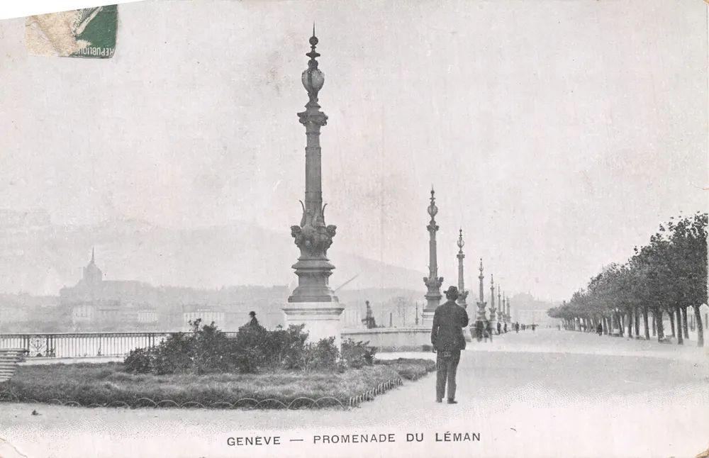 Genf — Promenade du Léman — geschmückte Säule und Blick auf den See - Vorderseite