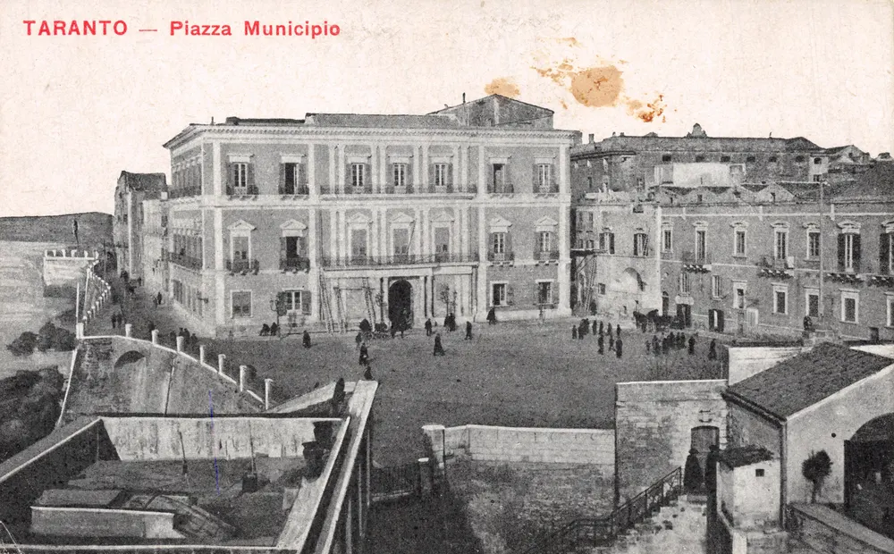 Taranto — Piazza Municipio — éditeur Stampa di Milano - Recto
