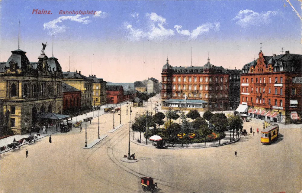 Mainz. Bahnhofsplatz — Panoramablick mit Bahnhof und Straßenbahn — Verleger nicht sichtbar - Vorderseite