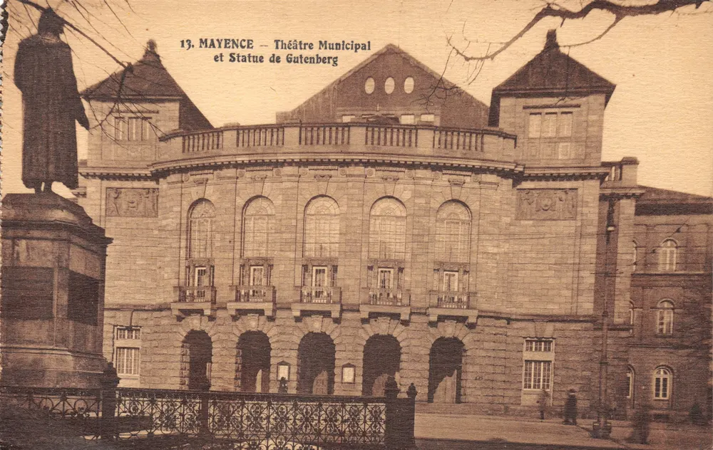Mainz — Städtisches Theater und Statue von Gutenberg — Verlag auf der Karte gedruckt - Vorderseite