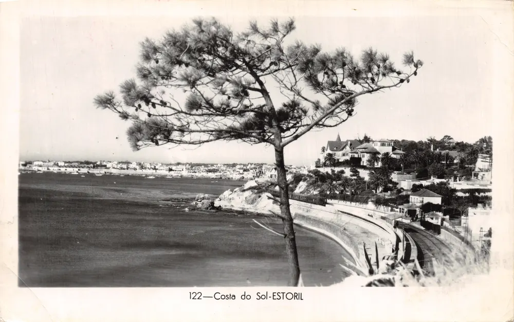 Costa do Sol—Estoril — Küstenblick mit Kiefer und Promenade — Verlag Reprodução Precibida - Vorderseite