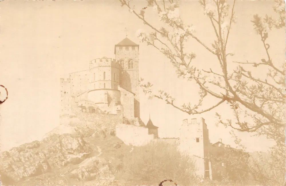 Schloss Valère — Frühlingssicht mit blühenden Zweigen — Verleger: Thot & Cyger - Froellodern - Vorderseite