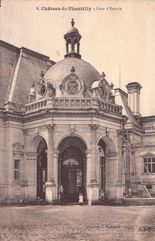 Château de Chantilly — Cour d'Entrée — Collection G. MacHand - Recto