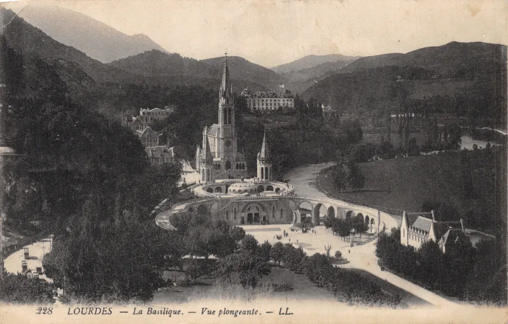 Lourdes — La Basilique — Vue plongeante — LL. — n° 228 - 앞면