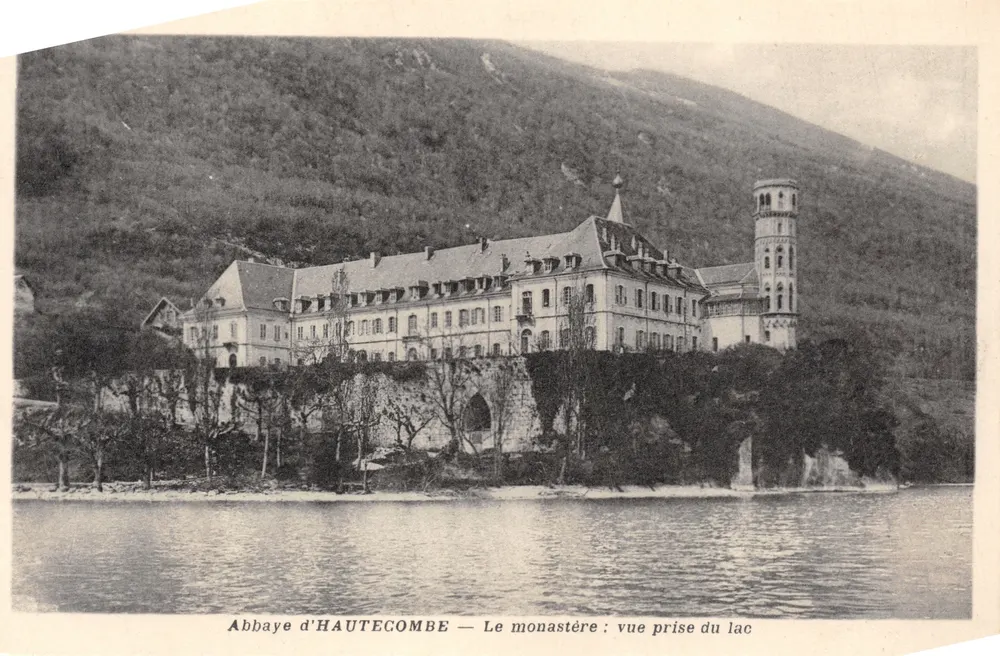 Abbaye d'HAUTECOMBE — Le monastère : vue prise du lac - 앞면
