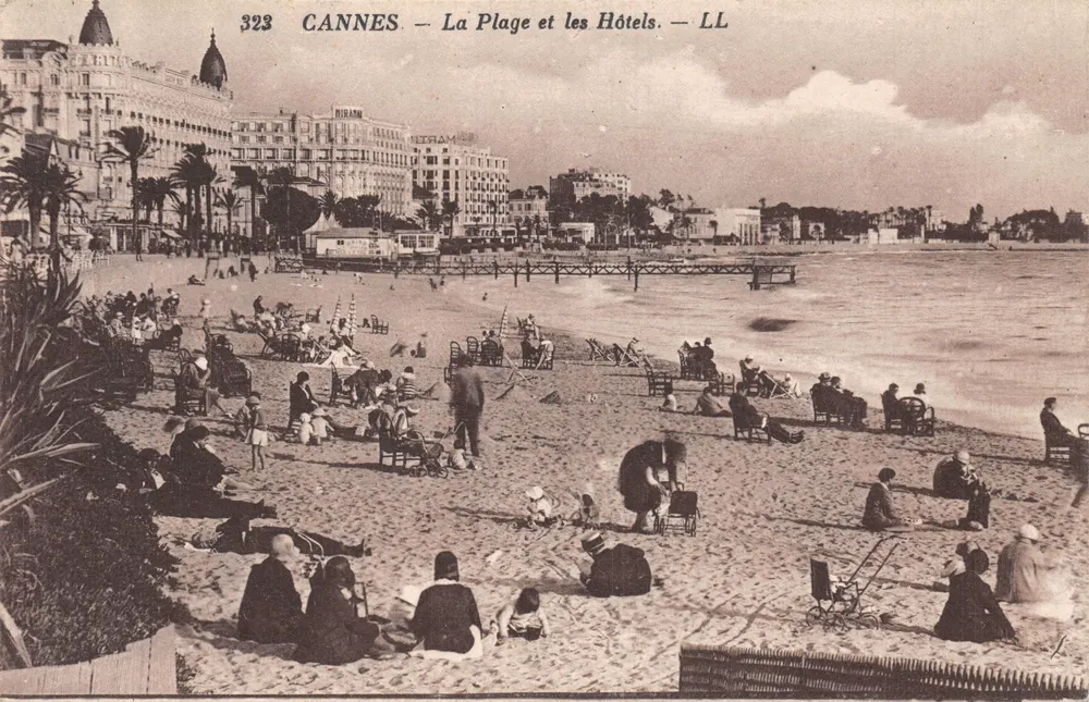 CANNES — La Plage et les Hôtels — LL — n° 323 - 앞면