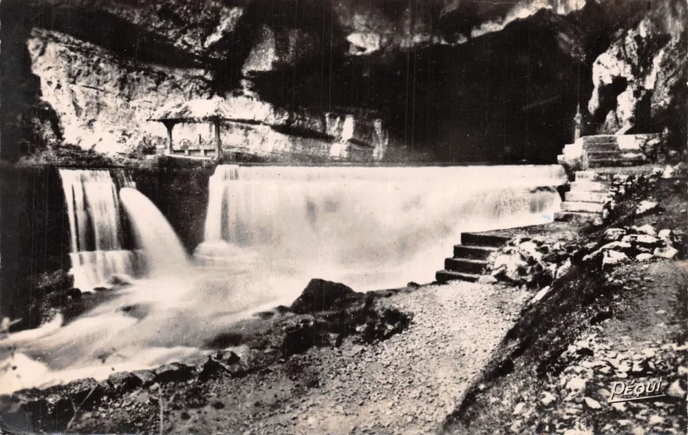 La Source de la Loue — cascade dans une grotte — éditeur PEQUI - आगे