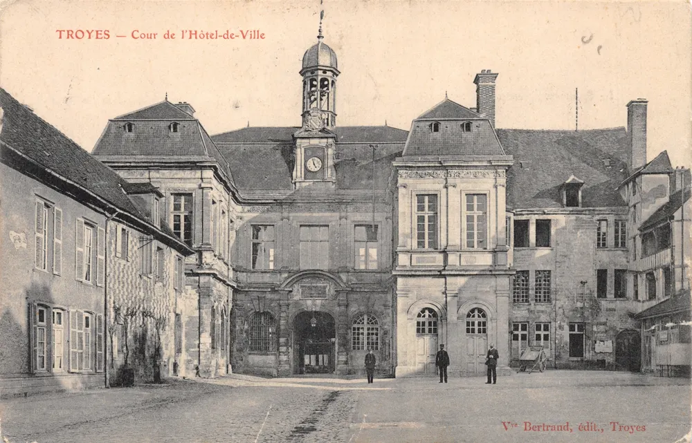 Troyes — Cour de l'Hôtel-de-Ville — V° Bertrand, Verlag, Troyes - Vorderseite